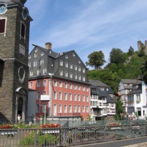 Historische Duitse stad met kerk en vakwerkhuizen