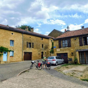 Oude stenen huizen in een rustig dorp.