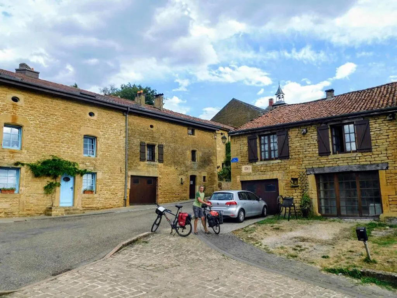 Oude stenen huizen in een rustig dorp.