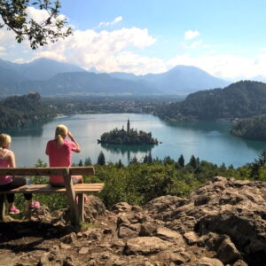 Uitzicht op meer met eiland en kerktoren
