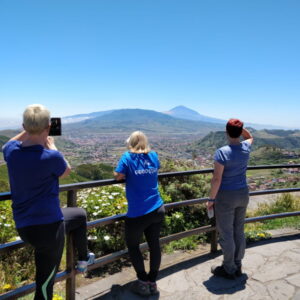 Mensen genieten van berguitzicht vanaf observatiepunt