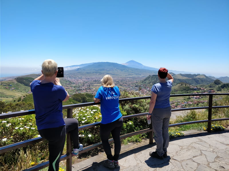 Mensen genieten van berguitzicht vanaf observatiepunt