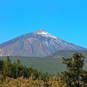 Besneeuwde vulkaan El Teide op Tenerife, blauwe lucht