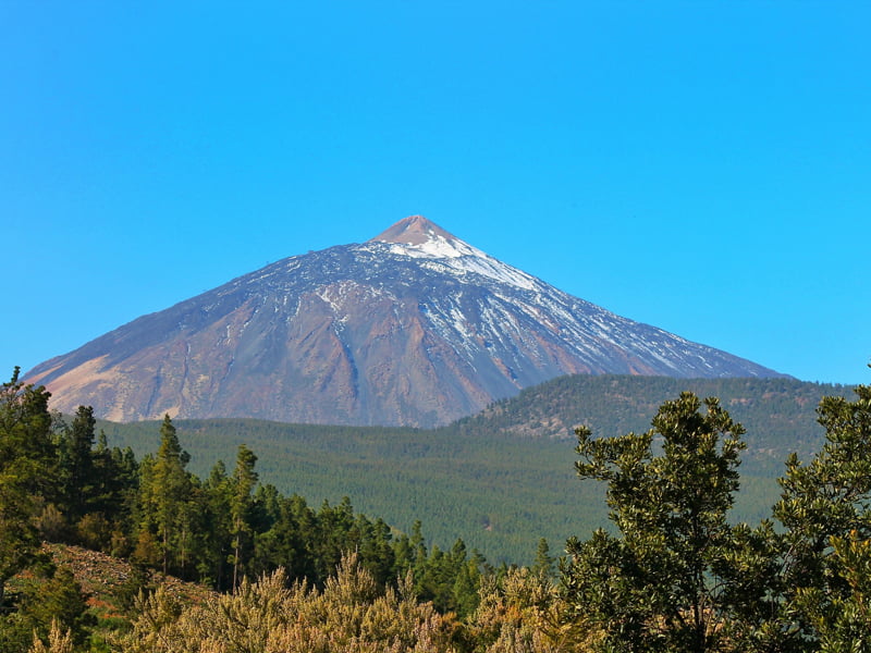 Besneeuwde vulkaan El Teide op Tenerife, blauwe lucht