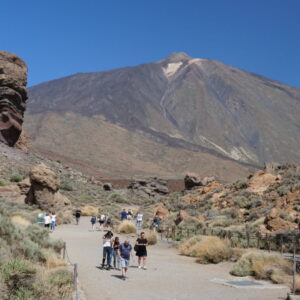 Wandelaars bij vulkaan Teide, Tenerife.