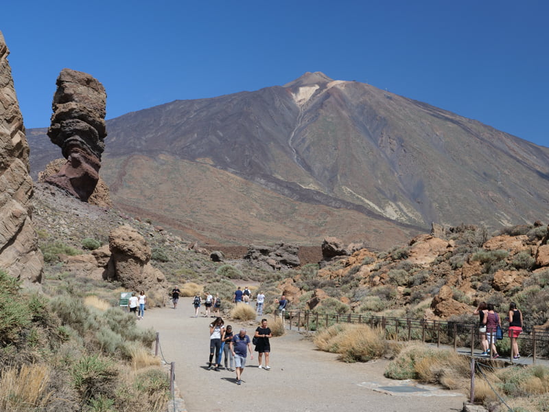 Wandelaars bij vulkaan Teide, Tenerife.