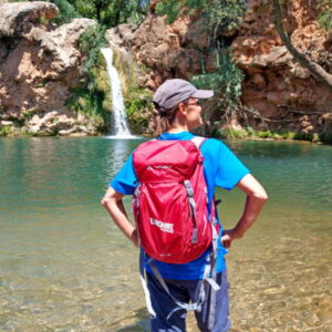 Wandelaars bij waterval in natuurlijke omgeving