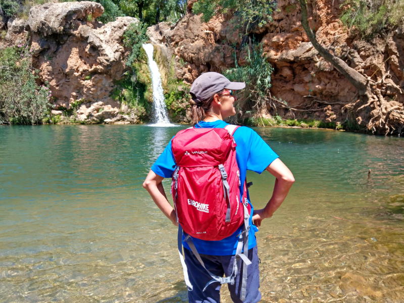 Wandelaars bij waterval in natuurlijke omgeving