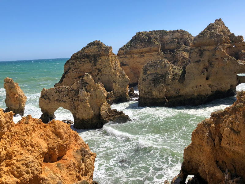 Rotsformaties in de zee bij zonnig weer