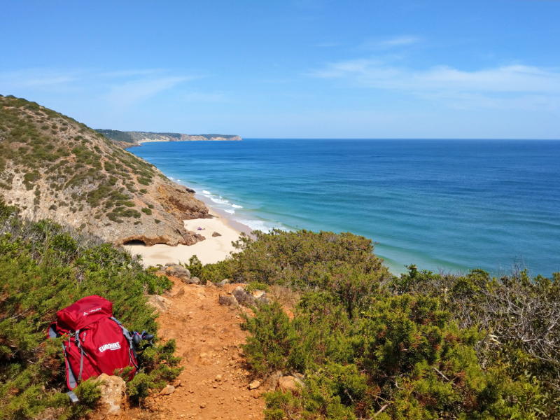 Prachtig kustlandschap met blauwe oceaan en kliffen.