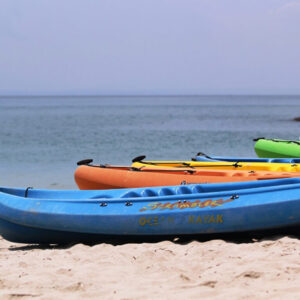 Kleurrijke kajaks op zandstrand bij zee