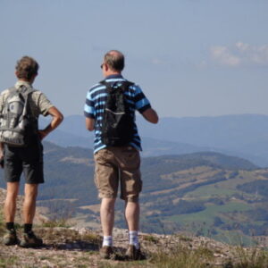 Twee wandelaars genieten van berguitzicht.