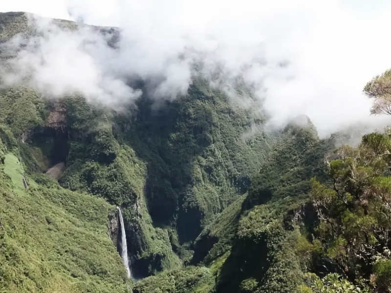 Groen berglandschap met waterval en wolken
