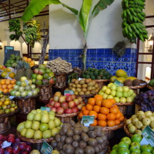 Verse fruit op markt tentoongesteld in manden.
