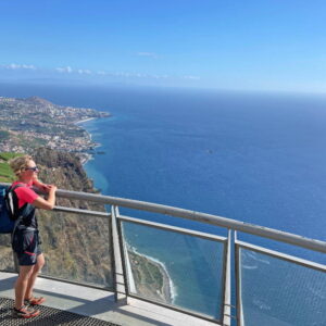 Toerist bewondert uitzicht op zee en landschap.