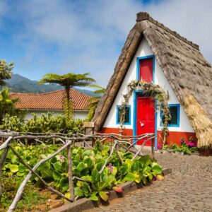 Traditioneel huis met rieten dak en kleurrijke details.