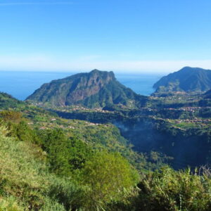 Uitzicht op bergen en zee op Madeira