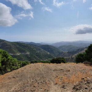 Uitzicht op groene bergen en blauwe lucht.