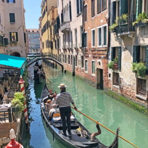 Gondeltocht door schilderachtige Venetiaanse grachten.