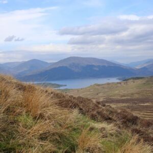 Heuvels en meer met blauwe lucht