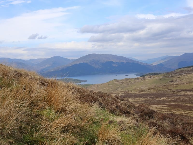 Heuvels en meer met blauwe lucht