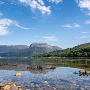 Berglandschap met meer en blauwe lucht
