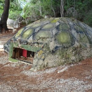 Verlaten oude bunker in het bos