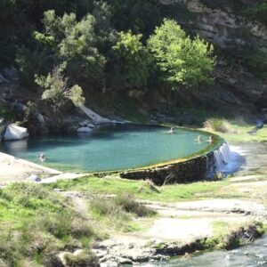 Natuurlijke zwembaden in bergachtige omgeving